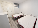 Dormitorio moderno con dos camas.png
