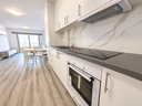 Cocina moderna con comedor y balcón.png
