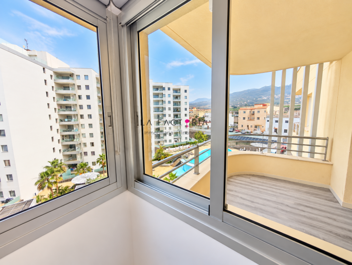 Rincón moderno con vistas al resort.png