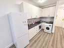 Cocina moderna blanca con electrodomésticos Svan.png